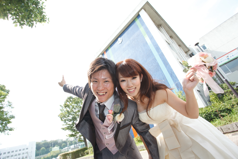 校舎をバックに☆