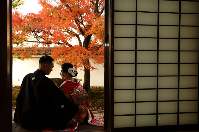 障子と紅葉を望む縁側の時間