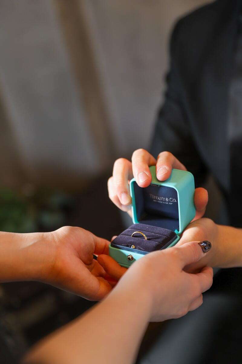 輝くリングを手渡して