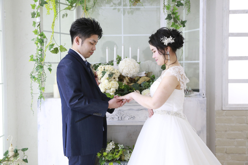 結婚式さながらの指輪交換シーンを