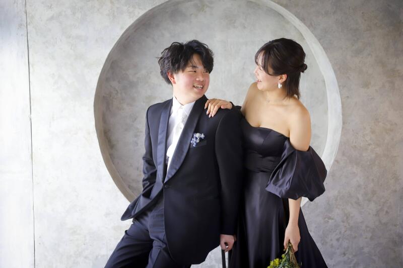 笑顔で見つめ合う1カット