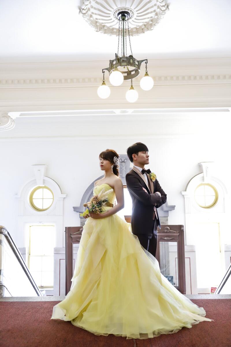 凛とした表情で