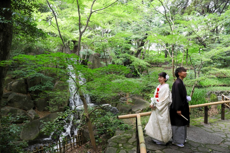 滝のそばを寄り添い歩く