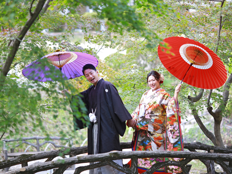 緑にかこまれた橋の上で