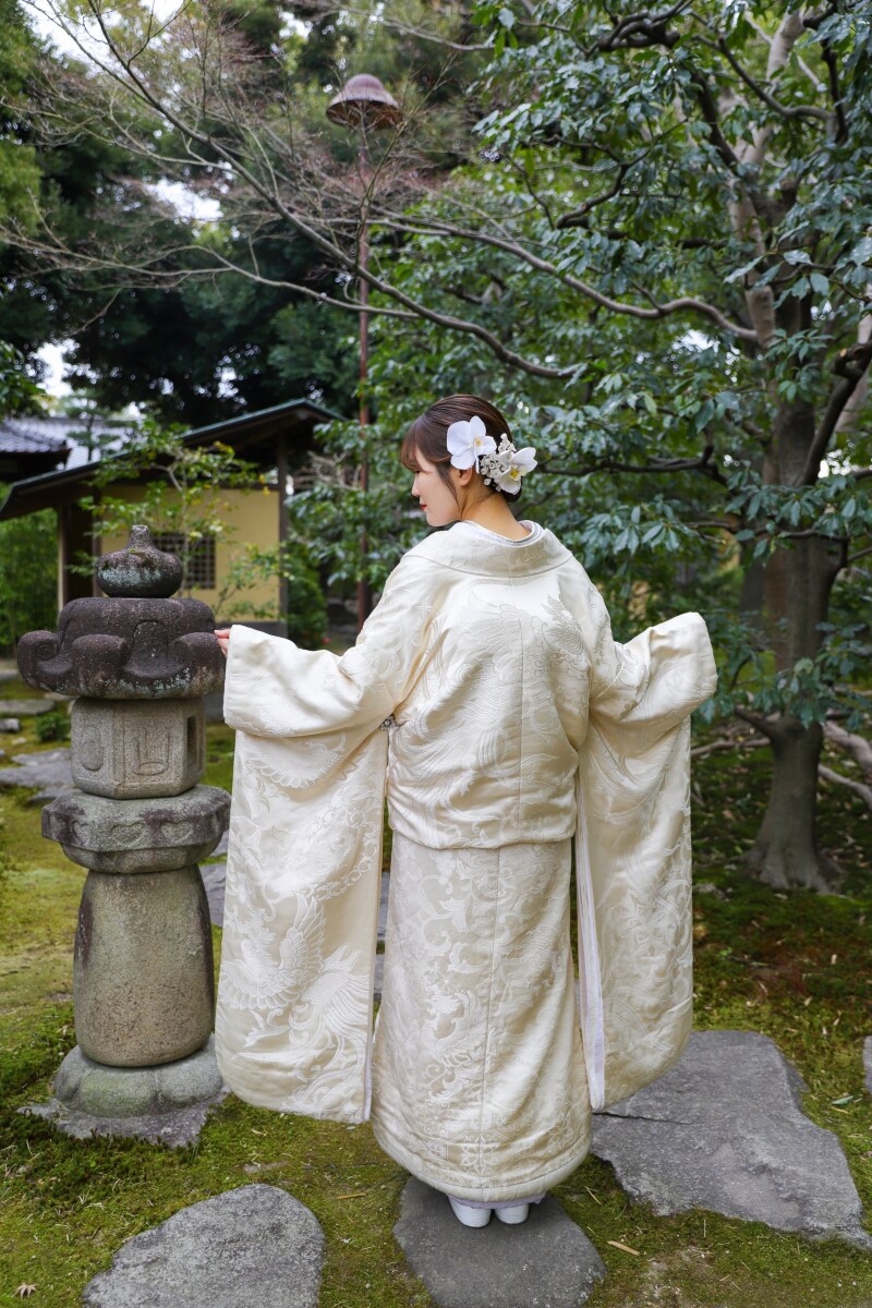 石灯籠と白無垢の後ろ姿