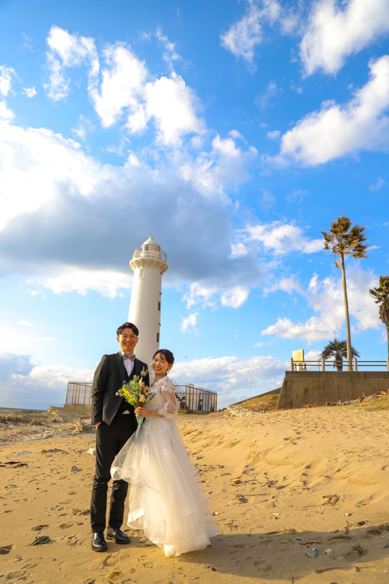 灯台をバックに