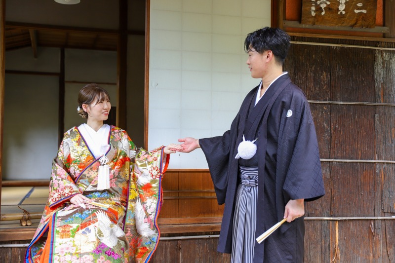 縁側でそっと差し出す手