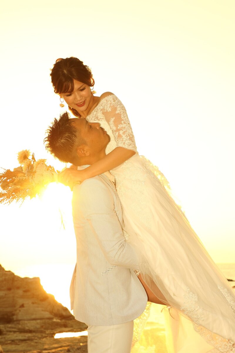 抱き上げられて笑う新婦