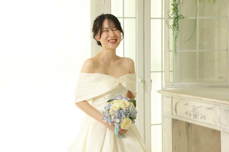 ご新婦様の優しい笑顔を収めたソロショット