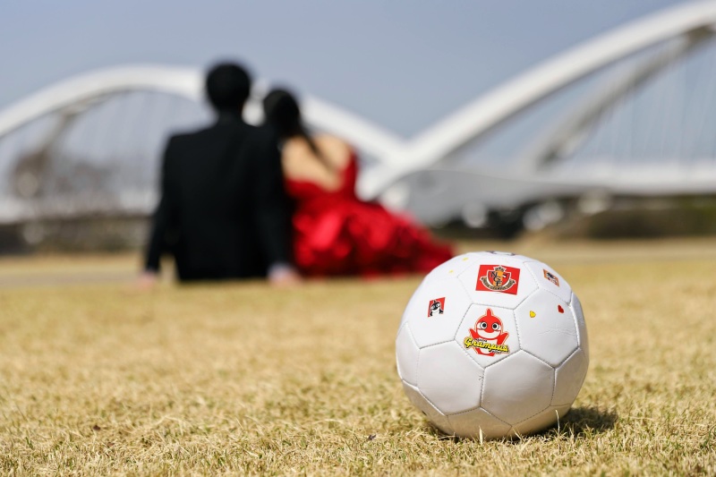 サッカーボール越しに