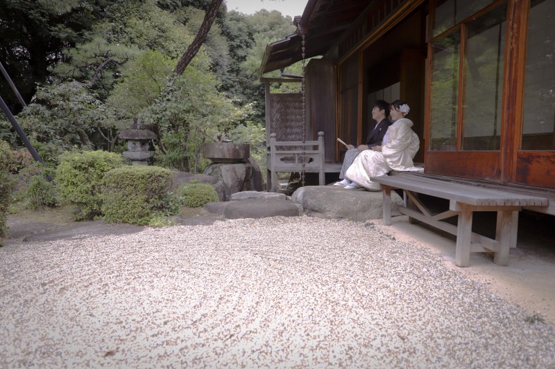 日本庭園を背景に