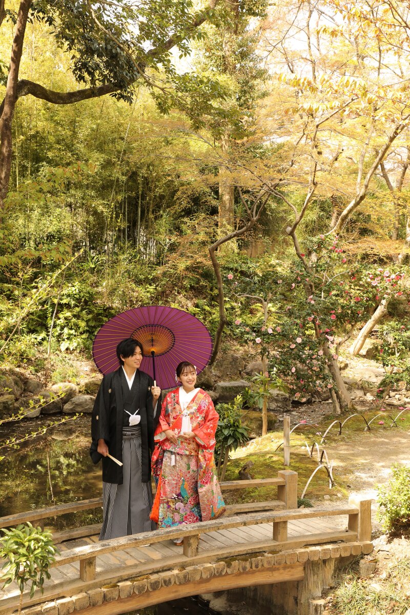 自然に囲まれた橋の上でかっこよく