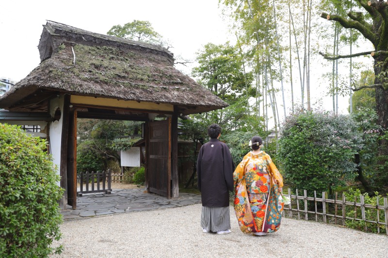 門の前で、未来への一歩