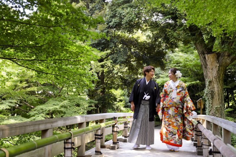 手を取り合って