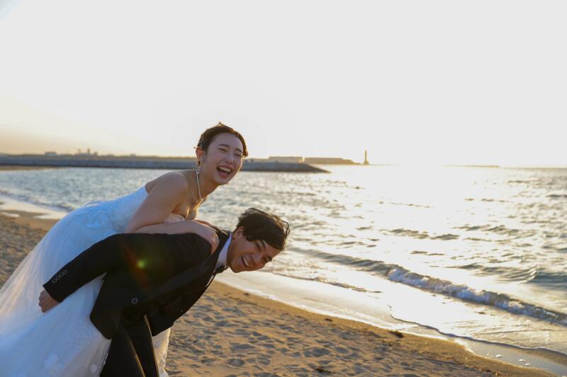 夕日輝く海辺で叶えるお二人らしいロケーションフォト！笑顔溢れる撮影体験レポート