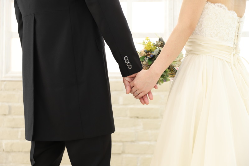 結婚指輪が光る手元メインのカット