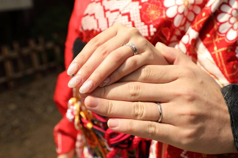 薬指に輝く指輪