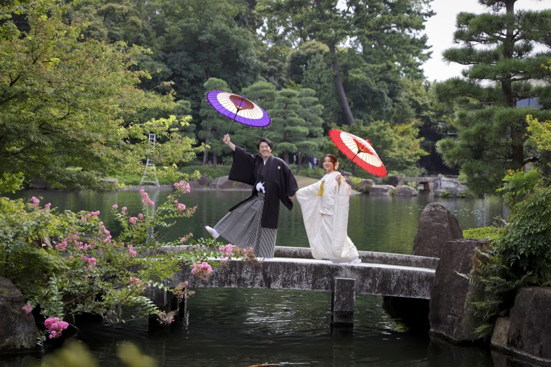 和傘を持ってオチャメなおふざけカット