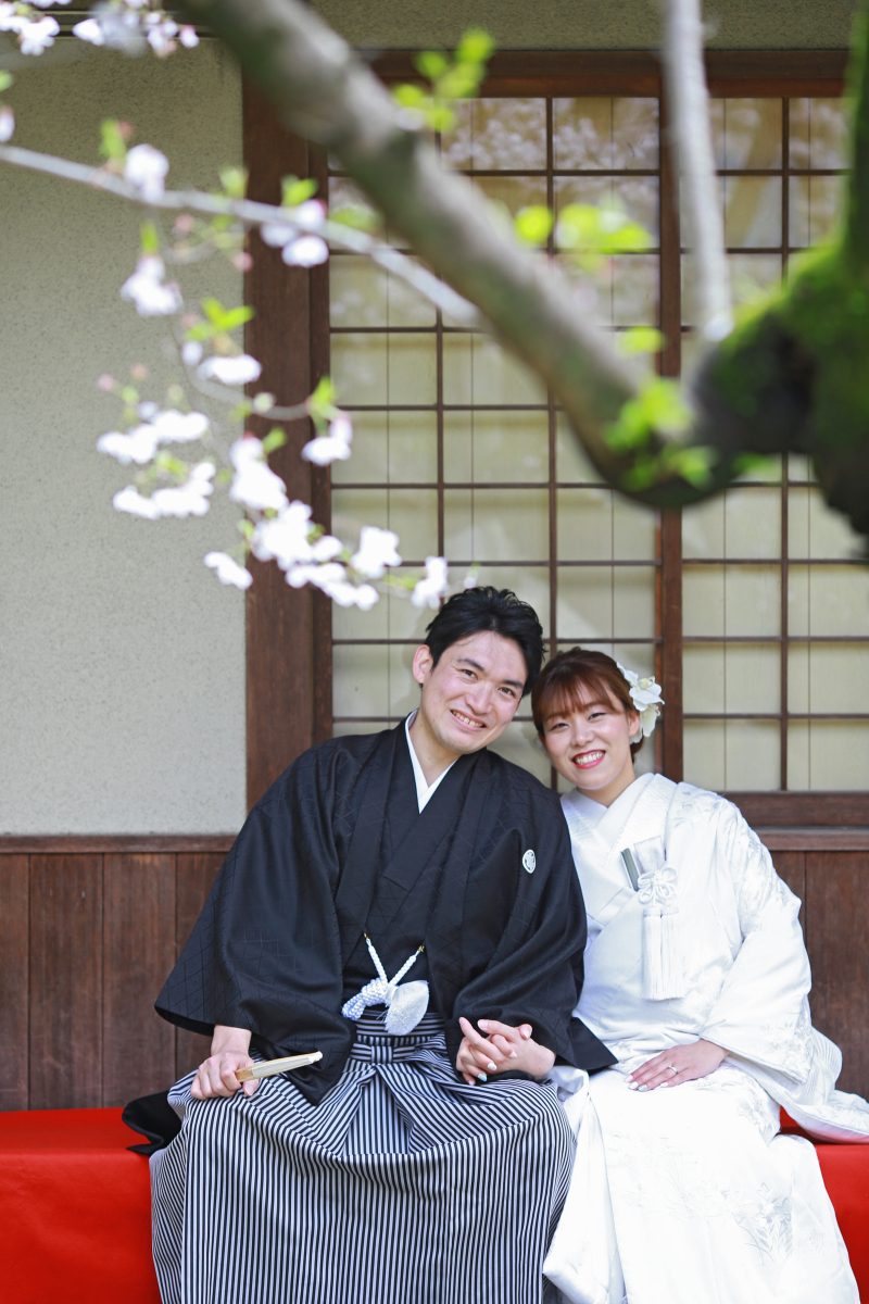 寄り添う笑顔の和装ショット