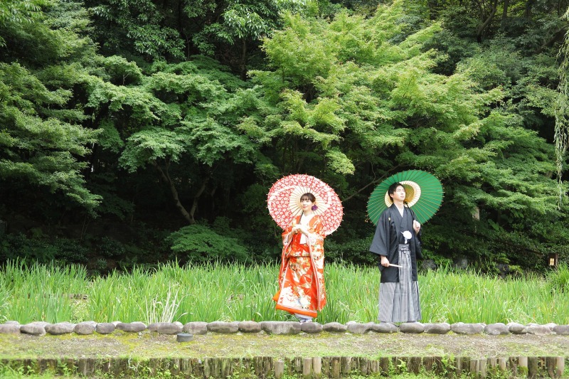 緑の庭園に並び立つ二人