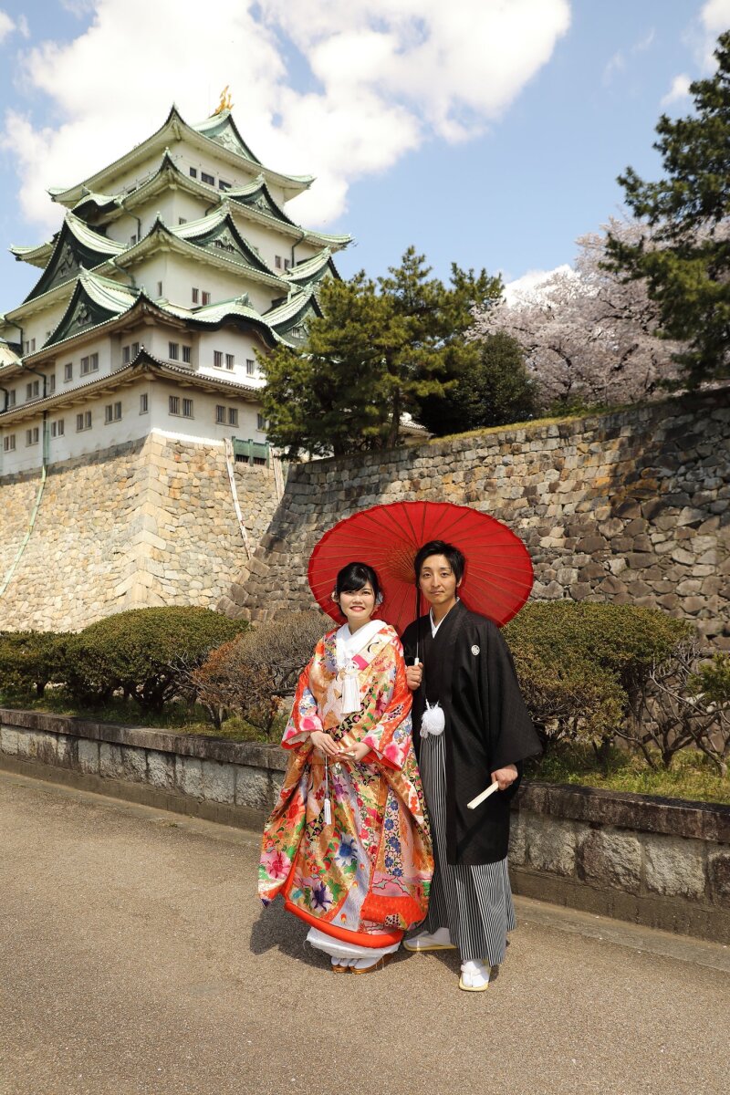 名古屋城を望む赤傘の和装