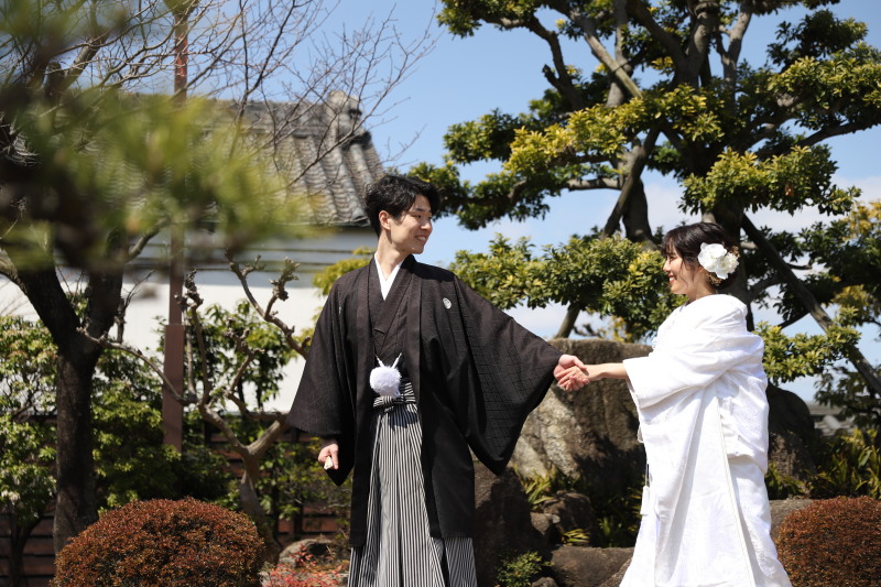 手を引いて歩いてるカット