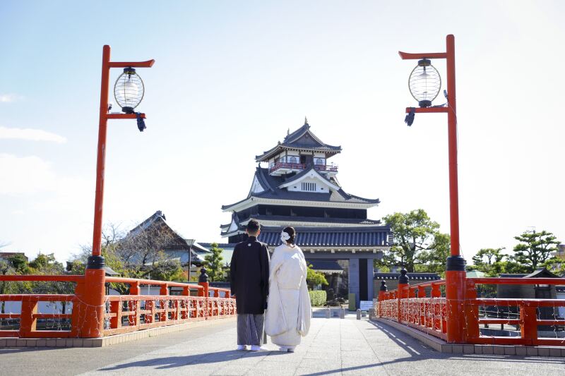 赤い橋が映えるお城の特等席