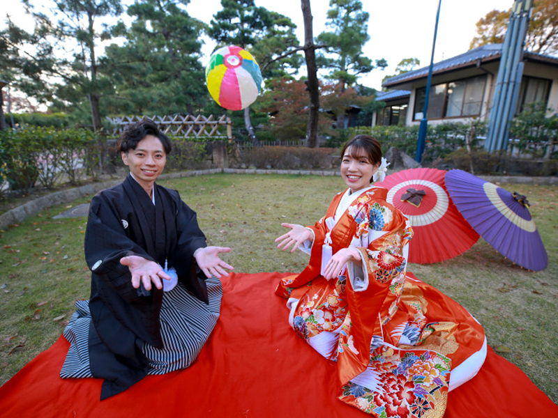 紙風船をポーンと