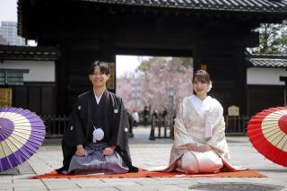 梅と桜が綺麗な時期に、庭園で白無垢前撮り撮影