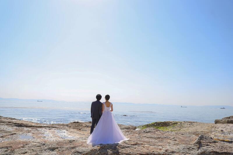 海をバックに開放的な一枚