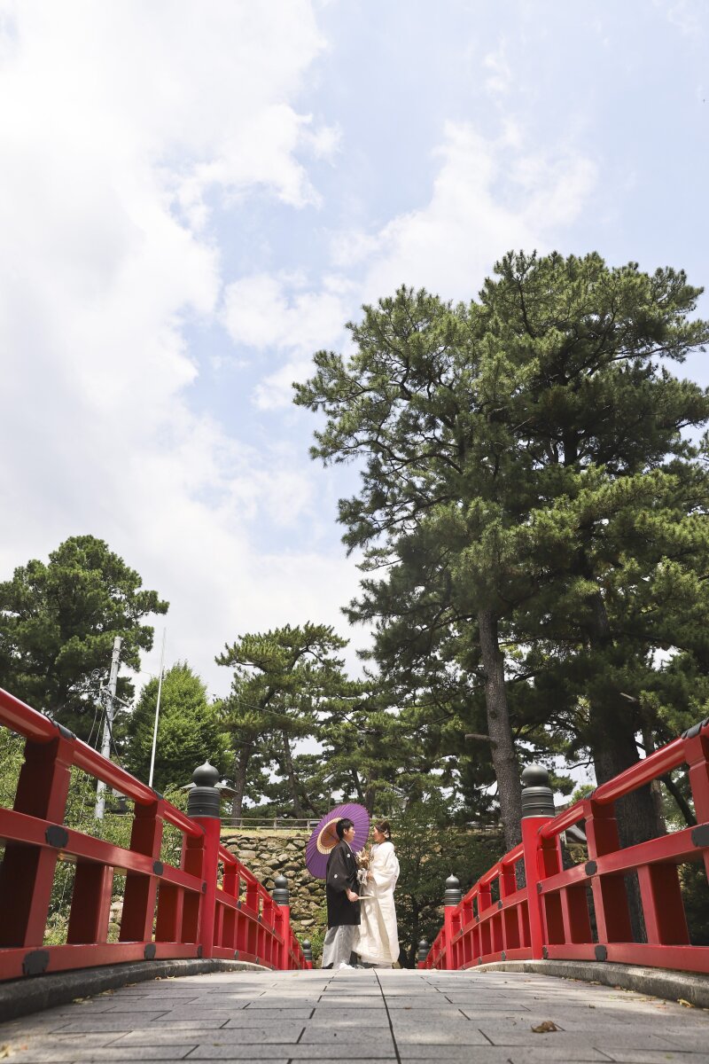 朱塗りの橋に映える和の彩り