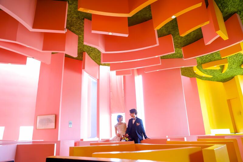 【養老天命反転地】カラフル建築を巡る後ろ姿ウェディングフォト