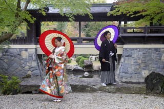 和装は仏閣と庭園、洋装は海岸にて、記念の和洋装ロケフォト