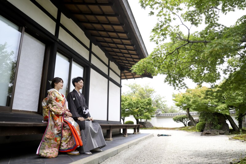 縁側に腰をかけて