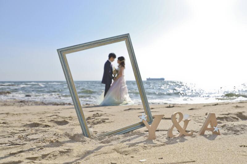 海辺のオブジェとお二人