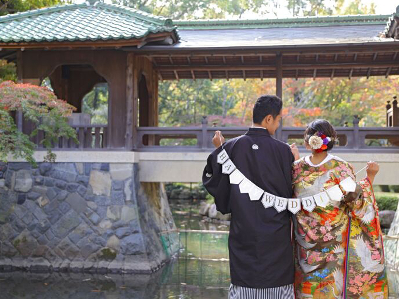 カッコいい和風建築をバックに