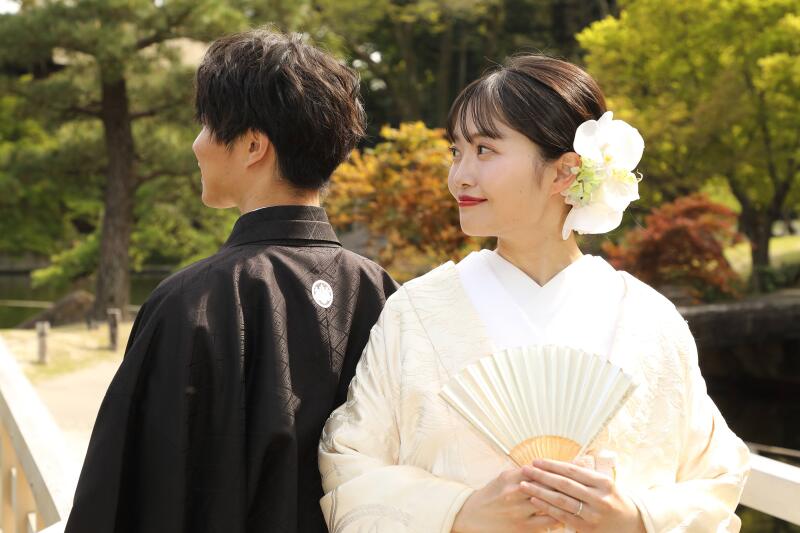 お二人の横顔を抑える背中合わせカット