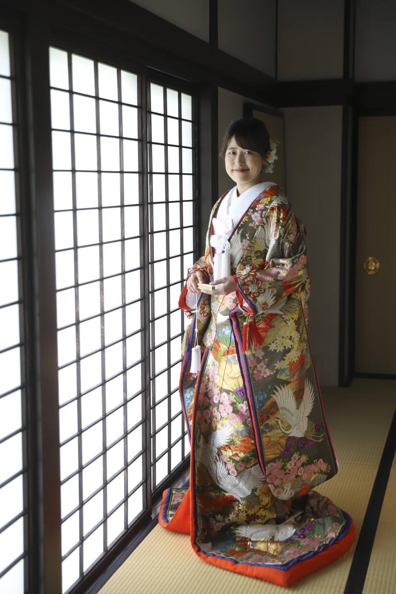 自然光の入る窓際で着物を下ろしてソロショット撮影