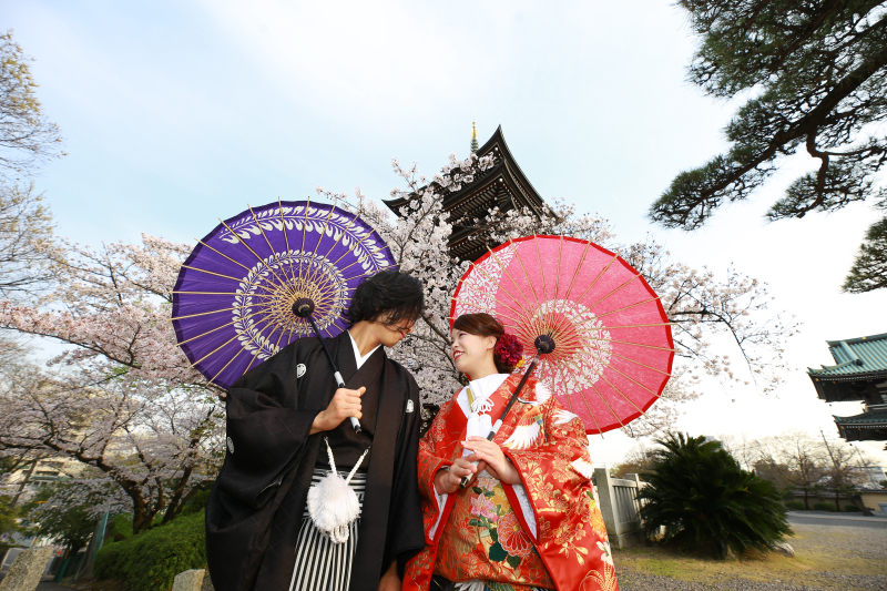 和傘を持って見つめあってる?!