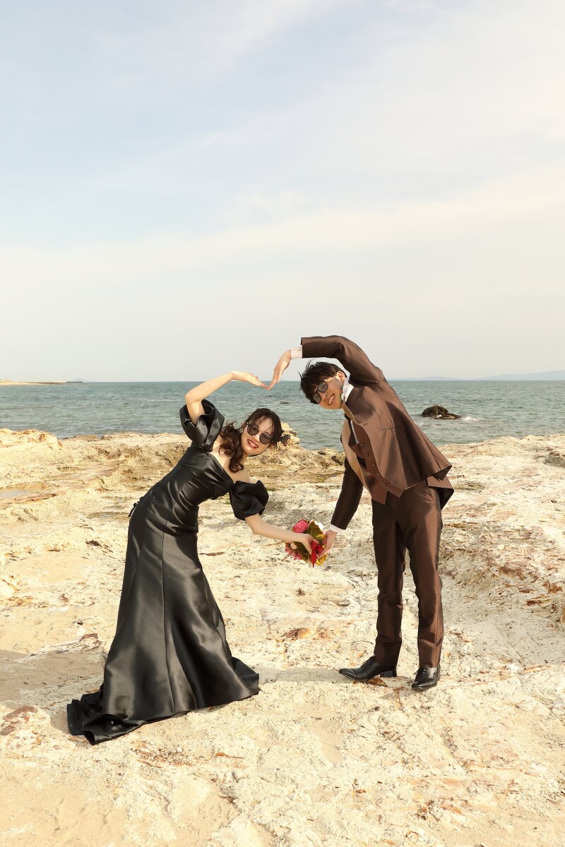 サングラスしてオチャメなポージングで