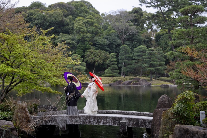 庭園を手を引いて歩くシーン
