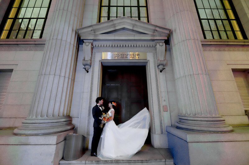 都会の中に佇む歴史的な一枚