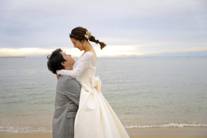 ご新婦様を抱え上げる男らしいカット