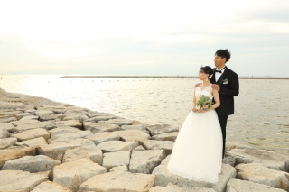 【りんくうビーチ】ウエディングドレスで彩る夕焼けの海辺リゾート前撮り