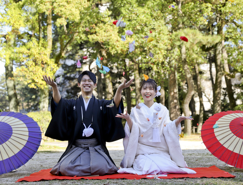 正座して折り鶴シャワー撮影