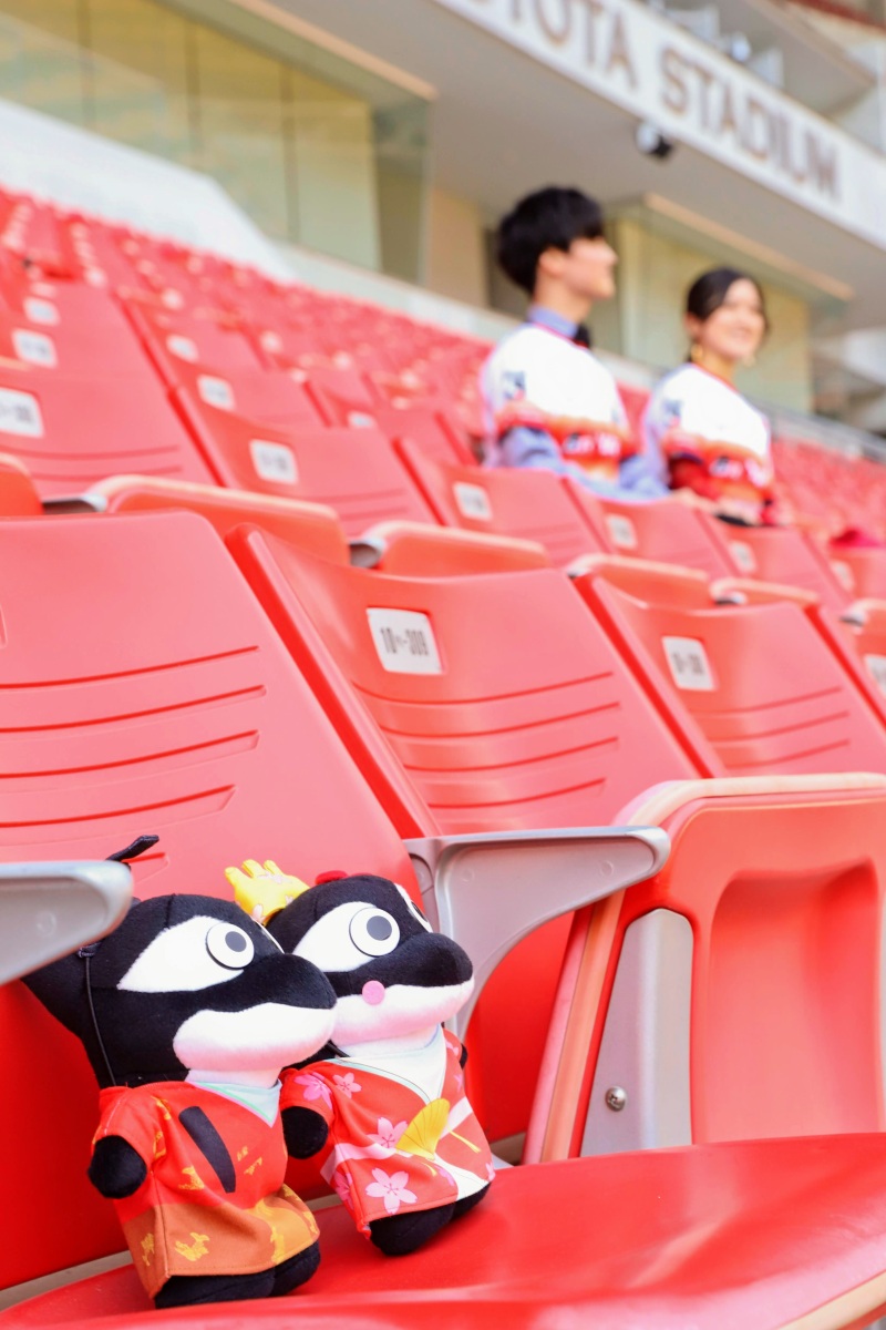 スタンドにてグランパスくん越しに