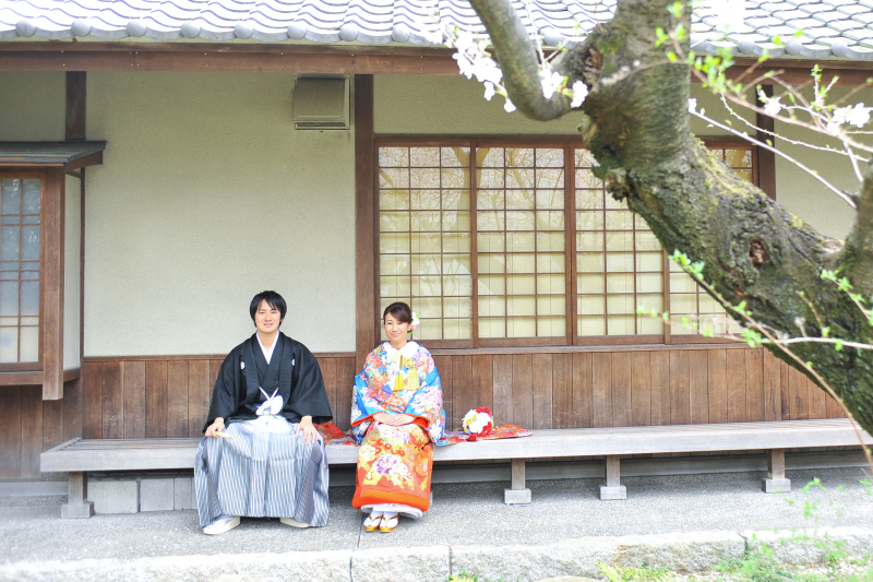 雰囲気のある縁側に腰かけて