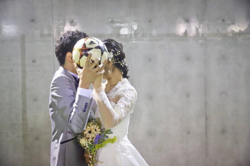 ボールで隠す遊び心満点のキス