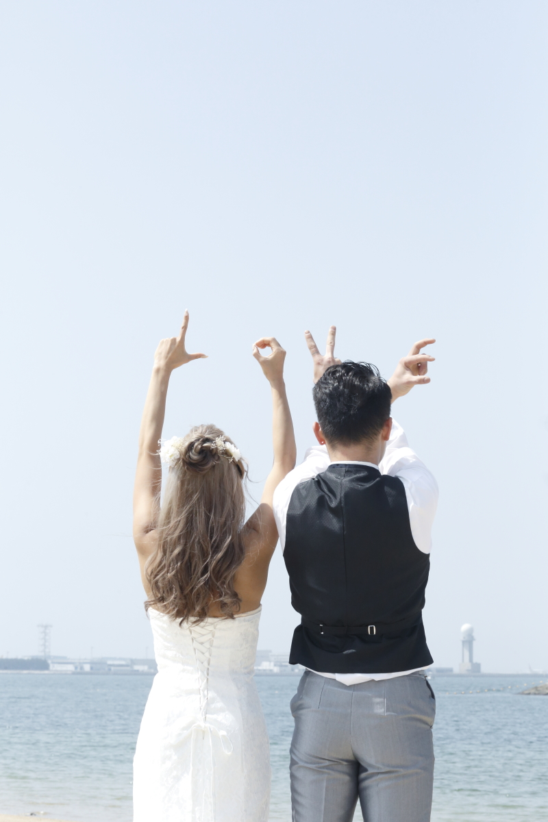 希望カットで撮影した手でLOVEを作るポーズ