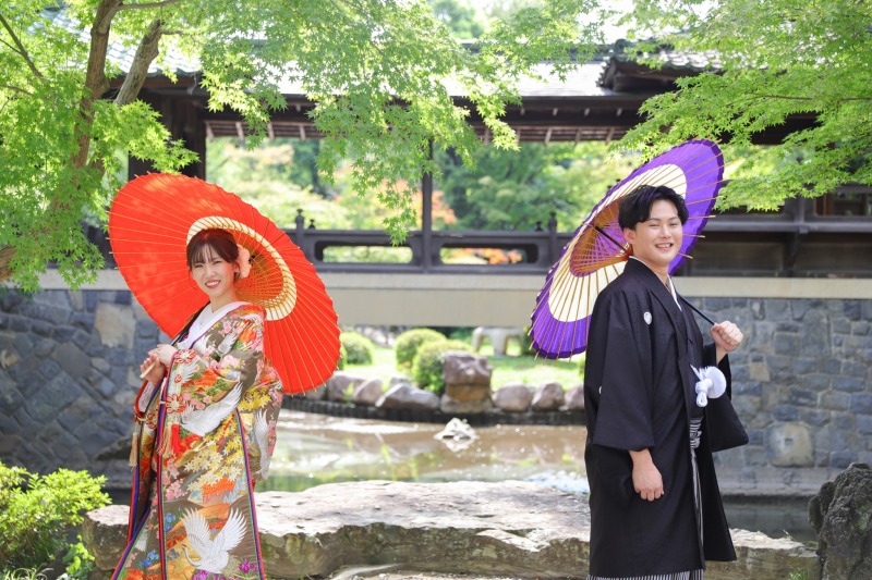 和傘を掲げて庭園を彩る